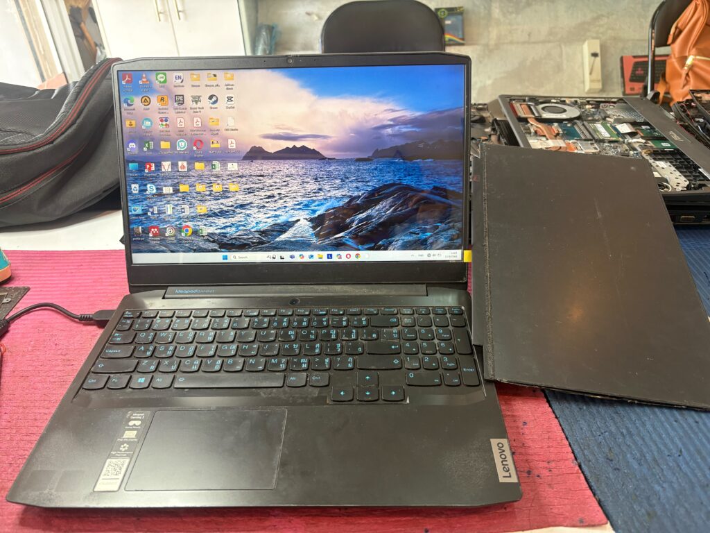 โน๊ตบุ๊ค Lenovo จอแตก เป็นเส้น ซ่อมคอมขอนแก่น