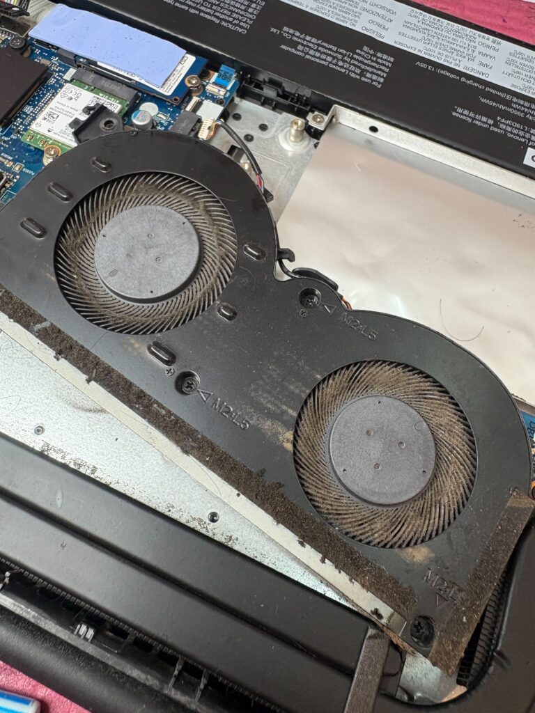 เปลี่ยนจอ Lenovo เสร็จแล้ว ภาพคมชัด พร้อมทำความสะอาดเครื่องฟรี