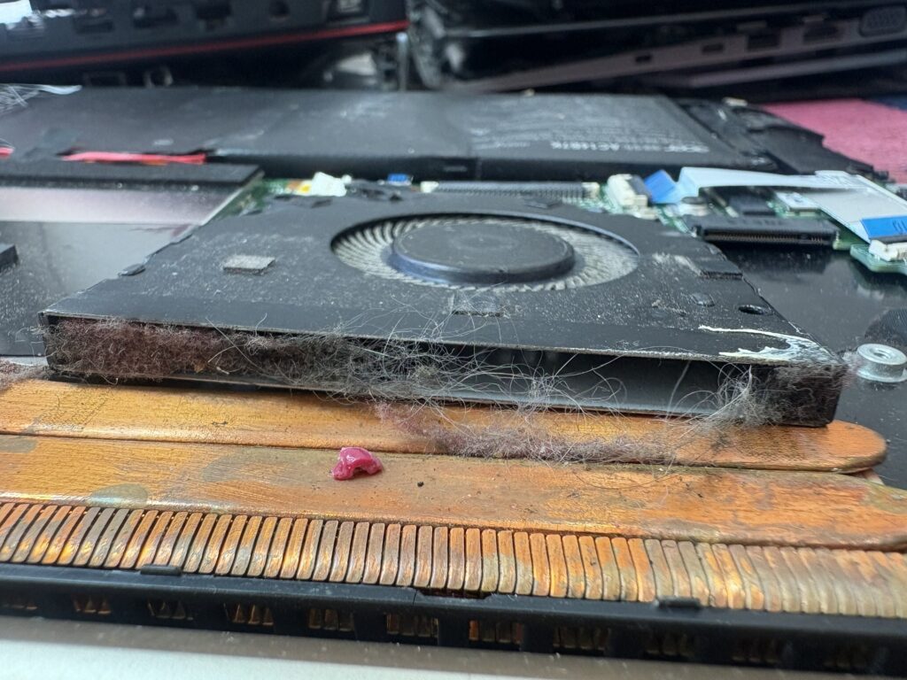 เปลี่ยนซิลิโคนระบายความร้อนโน๊ตบุ๊ค เกรดคุณภาพ ลดความร้อนสะสม