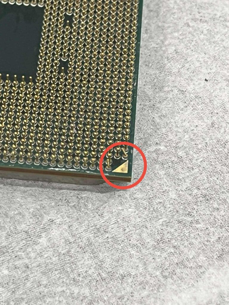 ขา CPU ที่ซ่อมแซมเสร็จแล้ว กลับมาตรงและพร้อมใช้งานบนเมนบอร์ด