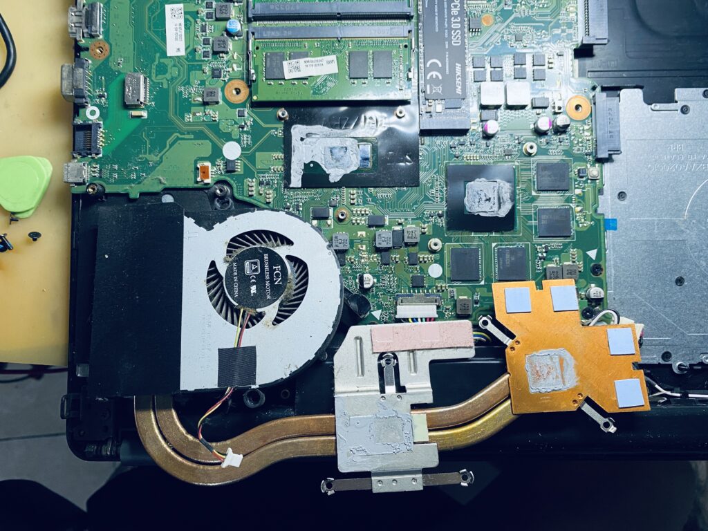 ภาพภายในโน๊ตบุ๊คที่ฝุ่นเยอะมาก สาเหตุเครื่องร้อนดับเอง ก่อนทำความสะอาด ที่ร้านซ่อมคอมโน๊ตบุ๊ค ขอนแก่น