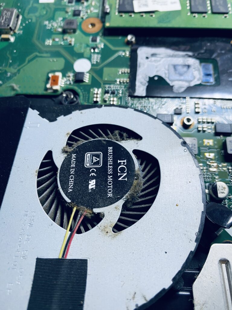 ช่างกำลังทำความสะอาดฝุ่นโน๊ตบุ๊คอย่างละเอียด เพื่อแก้ปัญหาเครื่องร้อน โดย ร้านซ่อมคอม & โน๊ตบุ๊ค ขอนแก่น