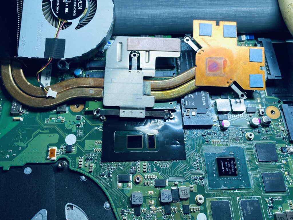 การเปลี่ยนซิลิโคนใหม่คุณภาพดี บน CPU/GPU เพื่อแก้ปัญหาเครื่องร้อน ในบริการราคา 500 บาท