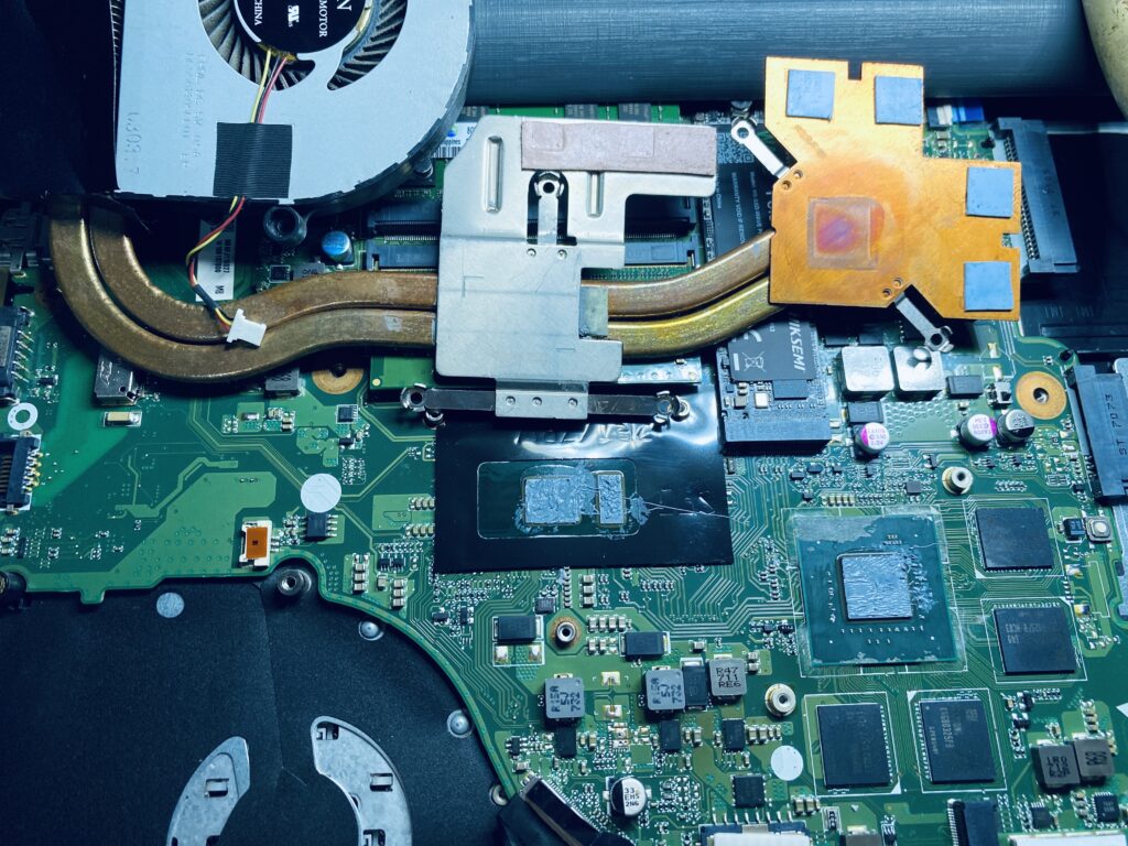 โน๊ตบุ๊คที่ทำความสะอาดและเปลี่ยนซิลิโคนใหม่เสร็จเรียบร้อย พร้อมใช้งานในราคาเพียง 500 บาท ที่ขอนแก่น