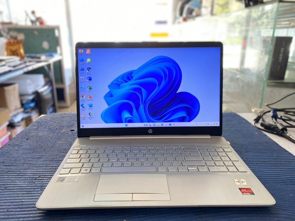 ช่างกำลังลงวินโดว์ใหม่ เสร็จใน 1 ชั่วโมง ร้านซ่อมคอมใกล้ฉัน ขอนแก่น