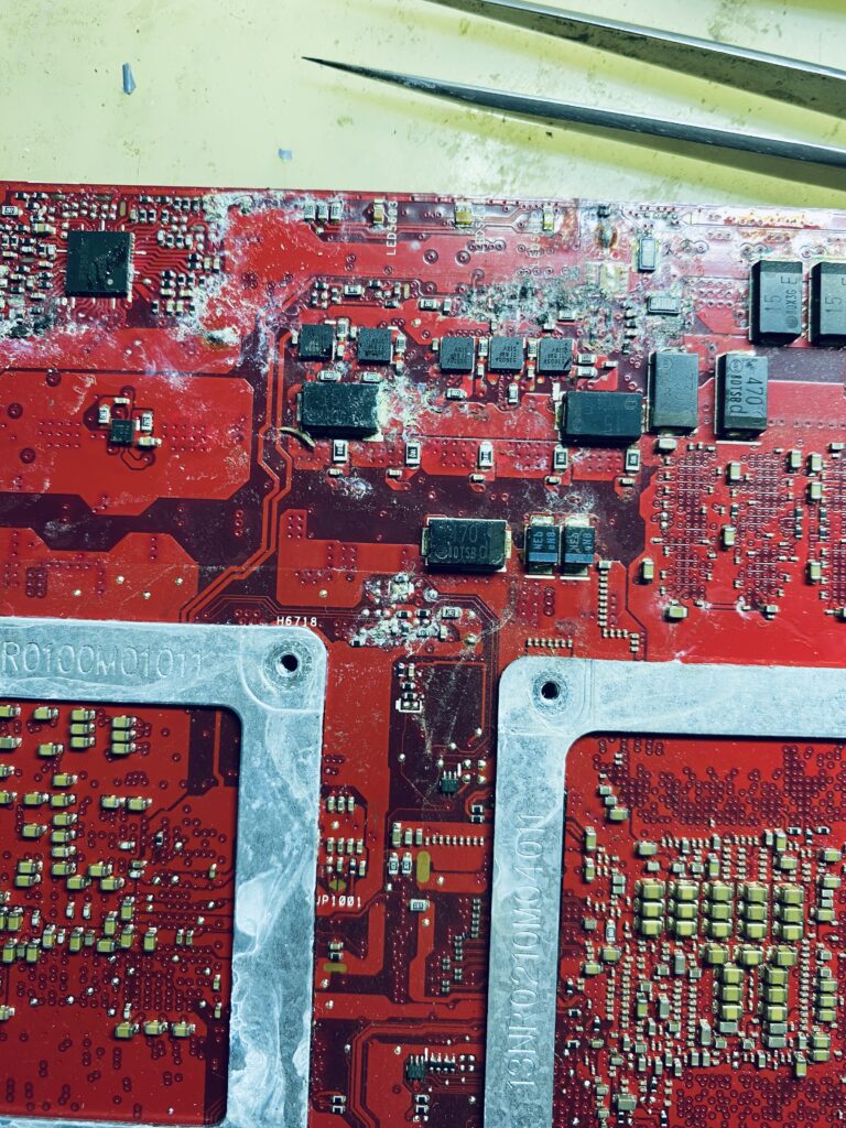 คราบน้ำบนเมนบอร์ดโน๊ตบุ๊ค สาเหตุเครื่องเปิดไม่ติด ซ่อมโน๊ตบุ๊คขอนแก่น