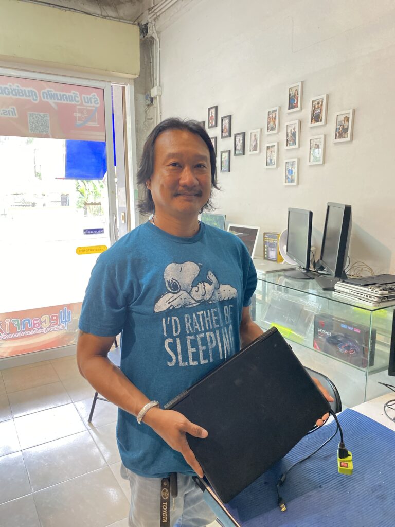 ภาพโปรแกรม AutoCAD เปิดใช้งานได้ปกติบนโน๊ตบุ๊ค หลังแก้ไขปัญหาโดน lock โดยศูนย์ซ่อมคอมพิวเตอร์ครบวงจร ขอนแก่น

ช่างกำลังซ่อมแซมและแก้ไขปัญหา License โปรแกรม AutoCAD สำหรับงานวิศวกรรม ที่ขอนแก่น