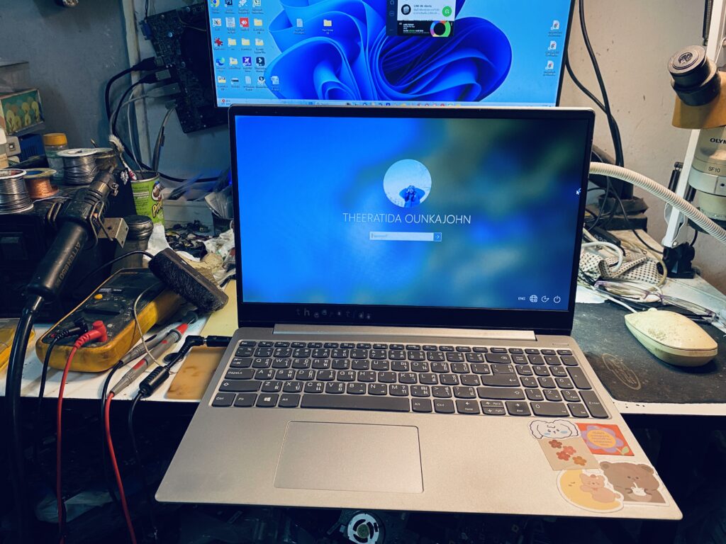 ช่างซ่อมคอมกำลังแก้ไขปัญหาลืมรหัสผ่าน Windows ให้ลูกค้า สามารถเข้าใช้งานได้โดยข้อมูลไม่หาย บริการโดย ร้าน วีแคนฟิก ร้านซ่อมคอมขอนแก่น และซ่อมคอมใกล้ฉัน