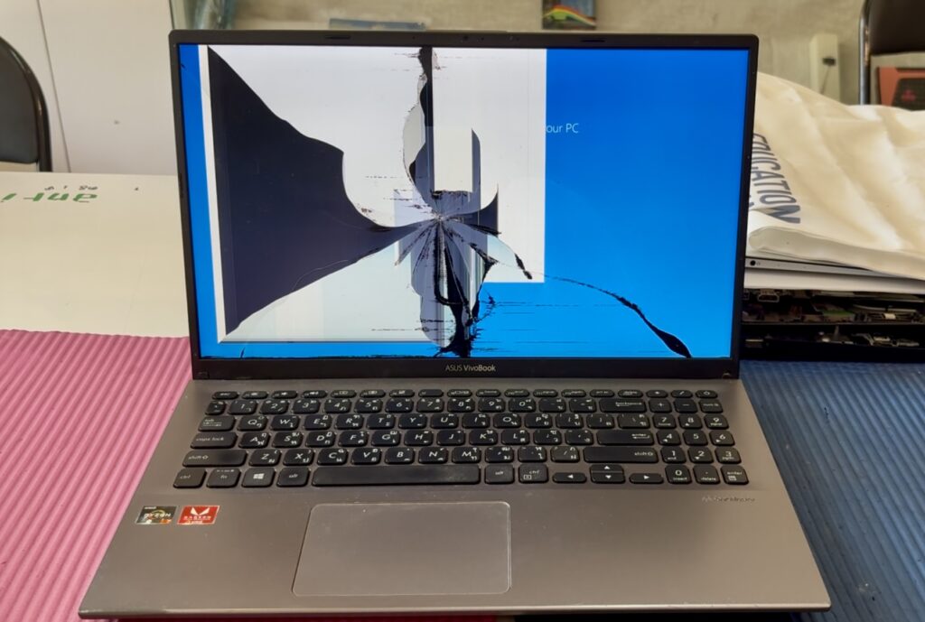 ภาพเปรียบเทียบก่อนและหลังเปลี่ยนจอโน๊ตบุ๊ค จากอาการจอแตก จอเป็นเส้น ให้กลับมาสวยคมชัด เปลี่ยนเสร็จภายใน 1 วัน ที่ร้านซ่อมคอม & โน๊ตบุ๊ค ขอนแก่น