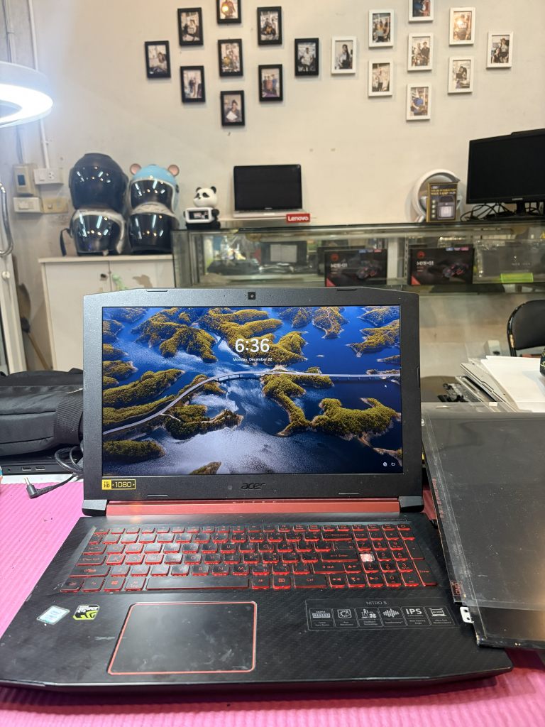 โน๊ตบุ๊คจอแตกละเอียดและบานพับหักหลุดออกมา สาเหตุจากการฝืนเปิดขาจอที่ฝืด ร้านซ่อมคอมขอนแก่น