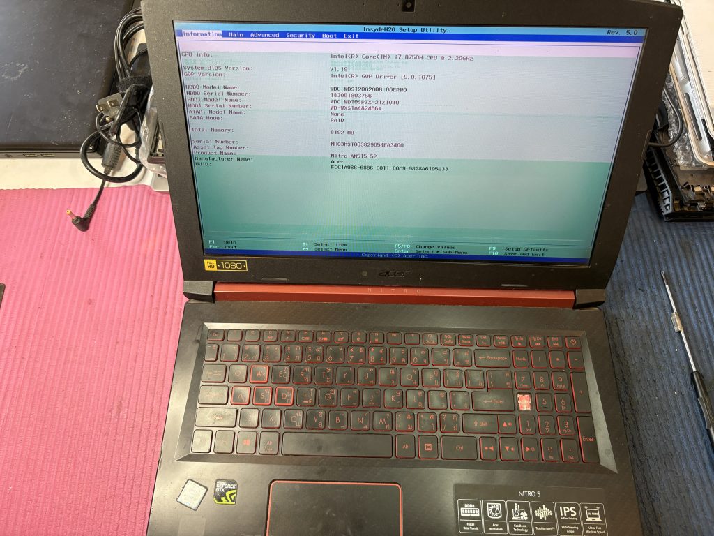 ช่างซ่อมคอมใกล้ฉัน กำลังทำการหล่อเบ้าบานพับใหม่และเสริมโครงเหล็กให้แข็งแรงกว่าเดิม ป้องกันการหักซ้ำ