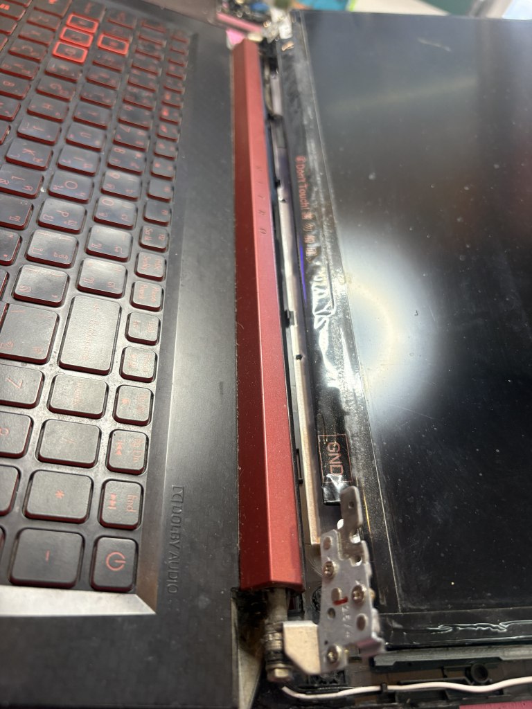 รอยแตกที่เบ้ายึดน็อตและก้านบานพับโน๊ตบุ๊ค อาการยอดฮิตที่ทำให้เปิดฝาพับไม่ได้ ต้องซ่อมโน๊ตบุ๊คขอนแก่น