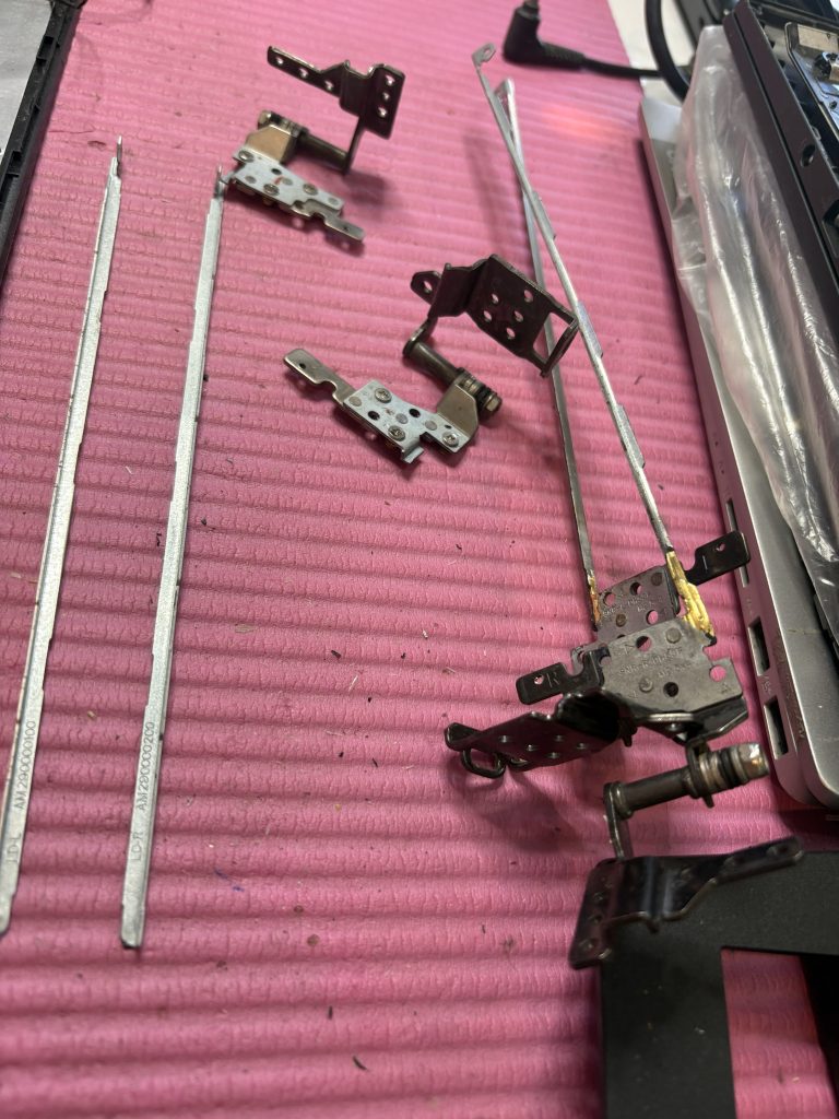 ผลงานซ่อมบานพับและเปลี่ยนจอโน๊ตบุ๊คเสร็จสมบูรณ์ พับเปิด-ปิดได้ลื่นไหล แข็งแรงเหมือนเครื่องใหม่ พร้อมส่งงานลูกค้า