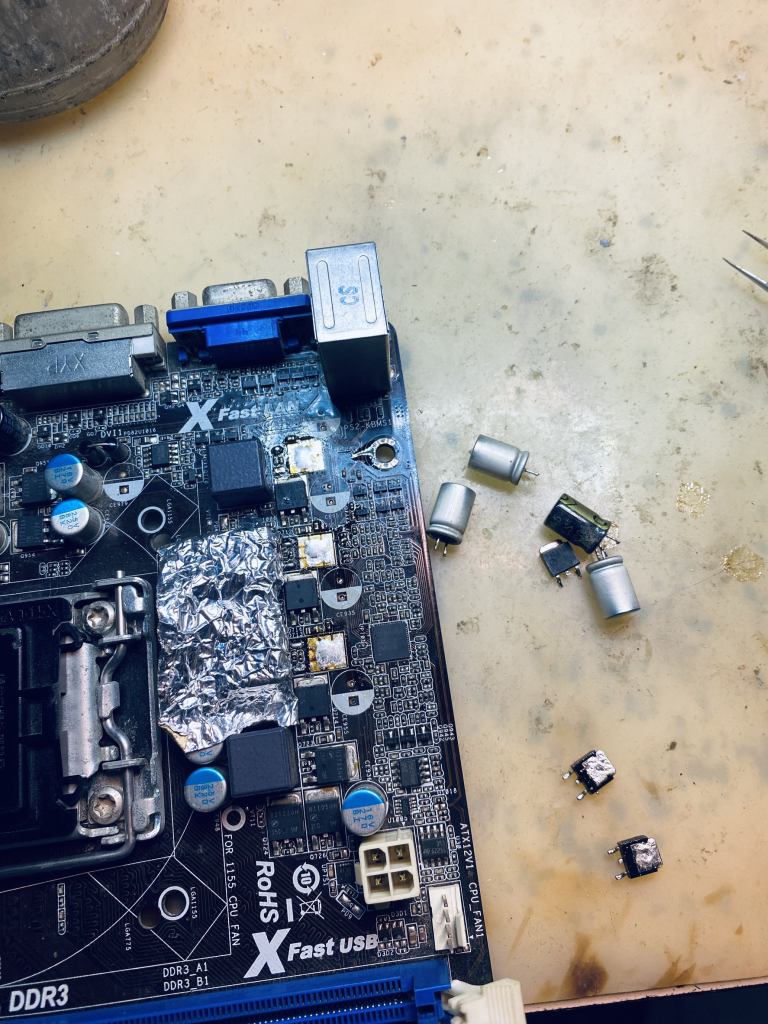 ช่างซ่อมคอมขอนแก่น กำลังตรวจเช็คและซ่อมเมนบอร์ด PC อาการเปิดไม่ติด ด้วยเครื่องมือพิเศษ