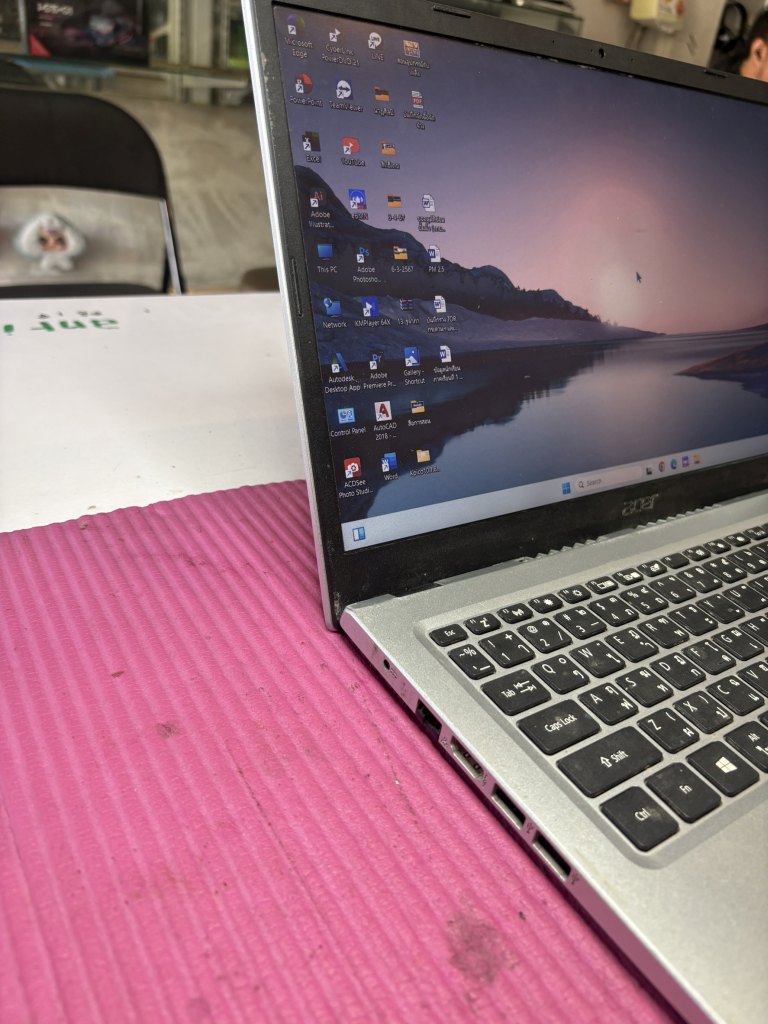 ช่างกำลังซ่อมขายึดจอ Acer เสริมความแข็งแรงบานพับ