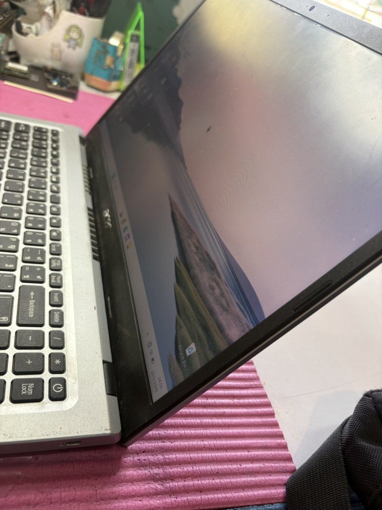โน๊ตบุ๊ค Acer บานพับหัก ขายึดจอแตก ก่อนซ่อม ที่ร้านซ่อมโน๊ตบุ๊คขอนแก่น