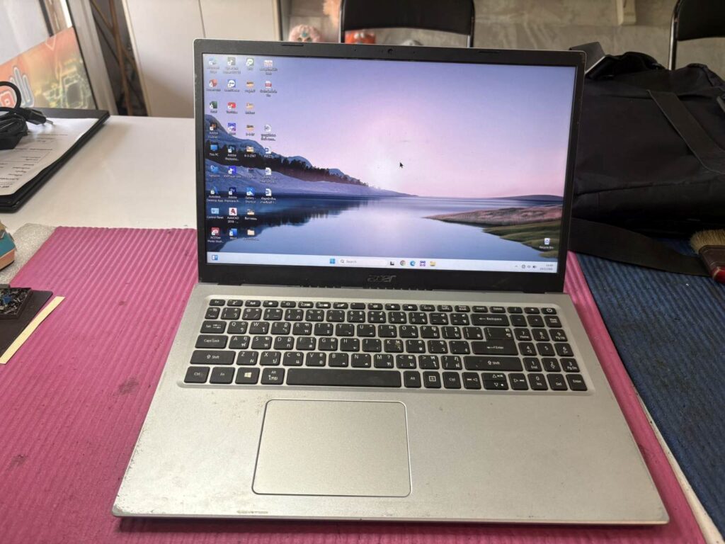 ภาพเปรียบเทียบก่อนและหลังซ่อมบานพับโน๊ตบุ๊ค Acer