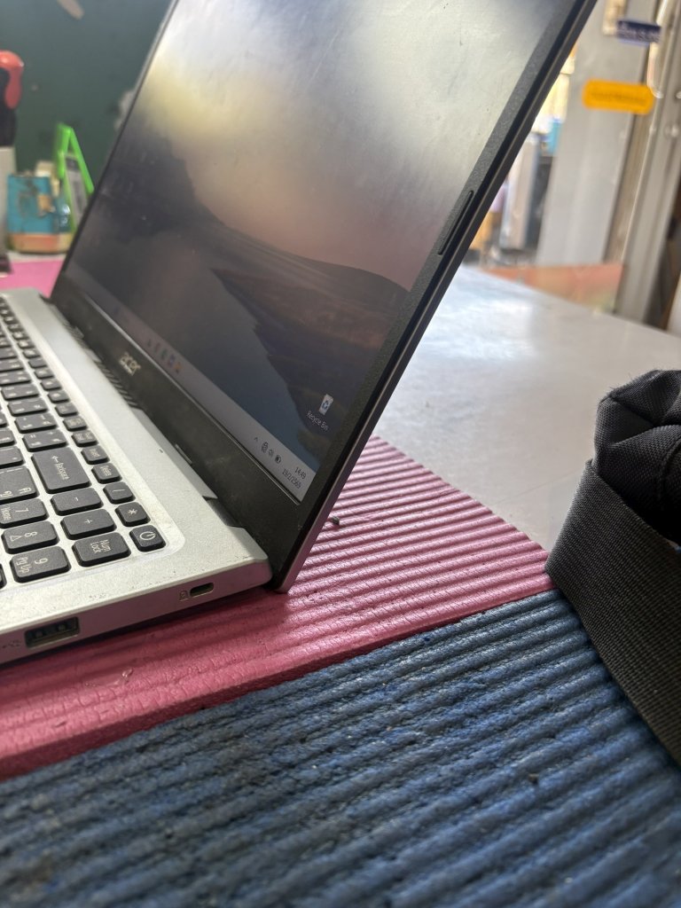 โครงสร้างภายในโน๊ตบุ๊ค Acer หลังซ่อมบานพับเสร็จเรียบร้อย