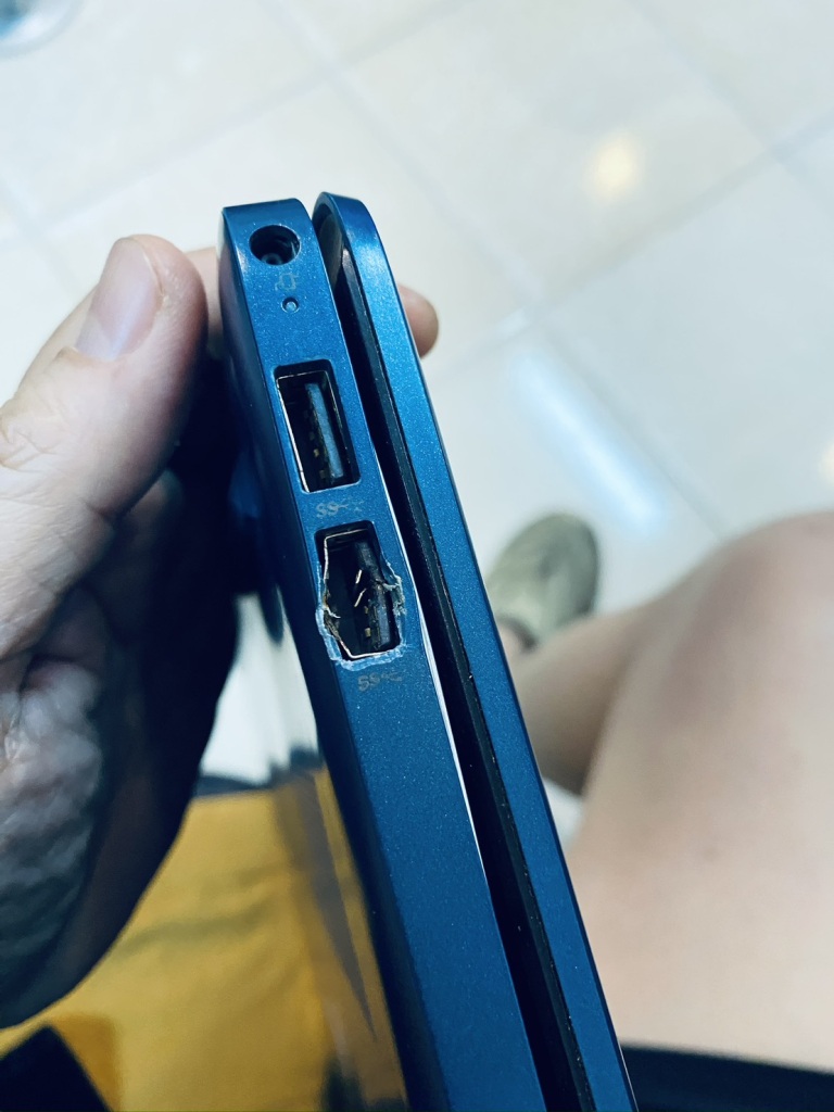 ซ่อมเมนบอร์ดโน๊ตบุ๊คขอนแก่น อาการเสียบ USB ผิดด้านจนพอร์ตพัง เครื่องช็อตเปิดไม่ติด โดยร้านวีแคนฟิก