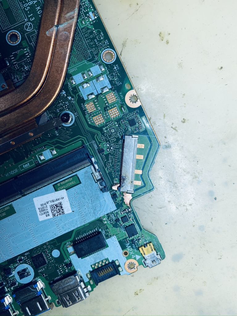 ช่างซ่อมคอมใกล้ฉัน ล้างทำความสะอาดเมนบอร์ดช็อตจากคราบน้ำ